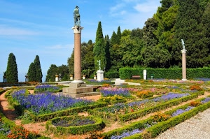 colonne, giardino, statue, fiori, aiuole, alberi, verde, siepi, cielo, azzurro, siepe, basamento, parco, viola, nuvole, sculture, cipressi