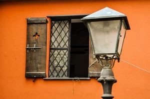 lampione, finestra, arancione, legno, muro, vetro, grata, chiavistello, anta, giglio, balcone, ferro