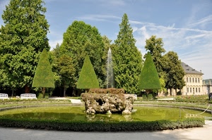 fontana, alberi, giardino, acqua, verde, parco, zampillo, triangoli, nuvole, cielo, finestre, villa, aiuole, pini, piante, panchine, azzurro, vasca, edificio