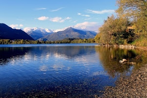 lago, montagne, alberi, nuvole, cielo, neve, acqua, riflessi, azzurro, verde, bianco, panorama, paesaggio, casa, riflesso