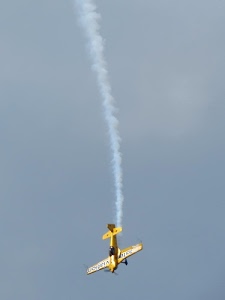 giallo, aereo, scia, picchiata, ali, cielo, elica, azzurro, fumo, coda, precipitevolissimevolmente, acrobazie, carlinga, monoposto
