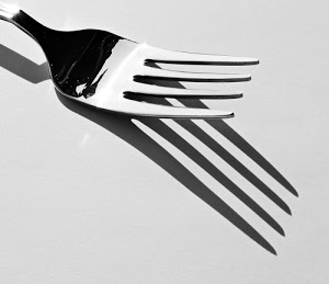 forchetta, quattro, ombra, rebbi, acciaio, posata, bianco, riflesso, ombre, bianconero, nero, punte, riflessi, denti, metallo