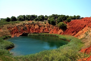 alberi, verde, lago, acqua, rosso, erba, terra, azzurro, laghetto, bauxite, vegetazione, natura, cielo, roccia, cava