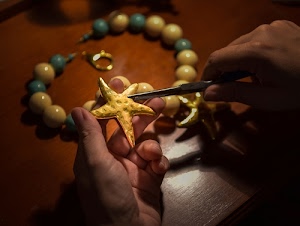 stella, mani, collana, artigiano, perle, dita, tavolo, pinza, artigianato, pinze, marrone, sfere, mano, oro, marina