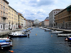 barche, canale, palazzi, boe, trieste, acqua, colonne, chiesa, finestre, porto, case, cielo, nuvole, colonnato, imbarcazioni, moli, grande, cupola, mare, cupole