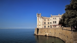 castello, mare, trieste, finestre, alberi, torre, acqua, cielo, verde, azzurro, miramare, albero, muro, mura, blu