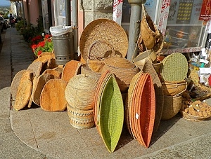 colori, vimini, ceste, cestino, cestini, forme, marciapiedi, negozio, paglia, verde, fiori, contenitori, cesti, giallo, arancione, sughero, artigianato, strada, marrone, vendita, rotonde
