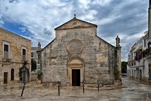 rosone, chiesa, statue, piazza, nuvole, croce, cielo, finestre, paletti, case, portone, portale, catene, pietra, strade, porte, arco, paese, vasi, balconi