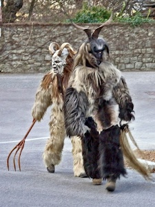 corna, maschere, muro, carnevale, due, pellicce, tridente, forcone, uomini, verde, pelo, pietre, pelli, strada, mostruosi, tradizione