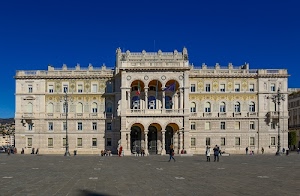 palazzo, piazza, archi, finestre, persone, bandiere, cielo, lampioni, colonne, trieste, azzurro, balaustre, balconi, balcone