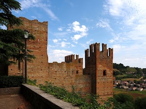 castello, merli, nuvole, torri, alberi, torre, case, lampione, mura, cielo, verde, collina, piante, albero, muretto, feritoie, finestre
