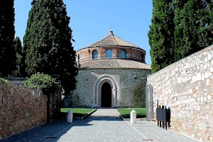 alberi, finestre, chiesa, cielo, arco, cipressi, strada, tetti, porta, muri, prato, paracarri, verde, azzurro, battistero, muro, archi, mura, portone, croce, cappella