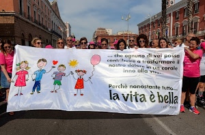 donne, striscione, manifestazione, rosa, parole, corteo, bambini, strada, cuore, palazzi, sole, palloncino, finestre, frase, uomini, rosso, disegni, manifestanti, vita, lettere, lampioni, scritta, frasi, manifesto