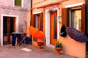 ombrelli, finestre, vasi, stendino, porte, numeri, arancione, zaino, cortile, angolo, panni, pianta, case, portalettere, piante, cassetta, fiori, stendibiancheria, porta, bucato