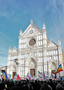 bandiere, rosone, manifestazione, chiesa, duomo, persone, cielo, facciata, gente, pace, folla, piazza, bianco, manifestanti, colori, archi, azzurro, portone, arcobaleno