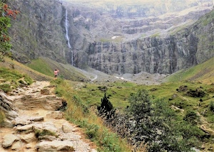 sentiero, cascata, montagna, erba, verde, rocce, persona, alberi, acqua, arbusti, cespugli, pietre, fotografo, roccia, sassi, montagne