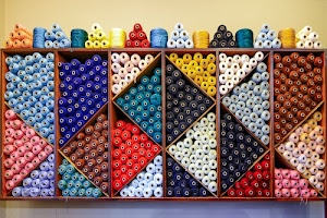 rosso, bianco, colori, triangoli, azzurro, giallo, filo, blu, rosa, geometria, gomitoli, filati, celeste, verde, lana, marrone, cotone, viola, rocchetti, esposizione