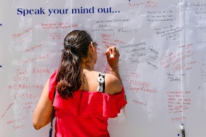 rosso, capelli, ragazza, coda, donna, scrivere, frasi, parole, bianco, penna, vestito, mano, pennarelli, nero, scrive, pennarello, cartello, scrittura, abito, scritte, cartellone