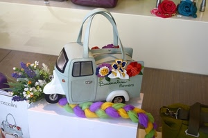 fiori, treccia, borsa, ape, borsetta, manici, colori, ruote, verde, viola, maniglie, giallo, vetrina, rose, rosso