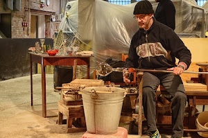secchio, vetro, uomo, artigiano, tavolo, mestiere, vetraio, occhiali, berretto, laboratorio, legno, plastica, sgabello, tavolino, artigianato, soffiatore