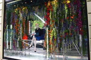 manichino, vetrina, fiori, donna, borse, panchina, colori, multicolore