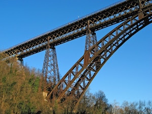 ferro, ponte, alberi, arco, cielo, verde, azzurro, metallo, piante, ruggine, tralicci, arcata, struttura, pilastri, foglie, marrone, acciaio