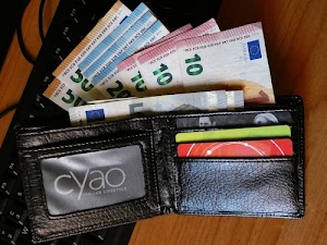 dieci, portafoglio, banconote, soldi, pelle, euro, numeri, venti, carte, cinquanta, nero, cinque, rosso, tavolo, portatessere, portafogli, marrone, scritta, tasche, tastiera, denaro, giallo, portamonete