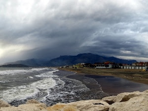 mare, nuvole, onde, spiaggia, scogli, cielo, perturbazione, acqua, case, montagne, massi, nuvoloni, maltempo, rocce, costa, mosso, schiuma, stabilimenti, monti, montagna