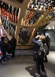 bottiglie, zaino, persone, vino, fotografa, legno, enoteca, ombre, esposizione, ombra, donna, vetro, vini, luci, fotografo, fotografare, capelli, visitatori, fiera