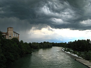 alberi, nuvole, fiume, torre, perturbazione, acqua, cielo, maltempo, tempesta, nuvoloni, canale, edificio, piante, nero, temporale, palazzo, azzurro, finestre