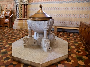 marmo, battesimale, leoni, colonne, fonte, pavimento, battistero, chiesa, coperchio, angelo, angeli, libreria, piastrelle, libri, sculture, legno, estintore, colonnine, piedistallo