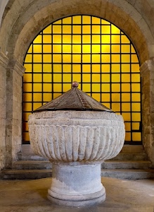 grata, battesimale, fonte, marmo, arco, coperchio, giallo, luce, vetrata, scalini, quadrati, pietra, arcata, battistero, bronzo, chiesa, gradini, geometrie
