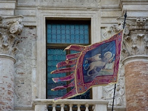bandiera, leone, asta, colonne, capitelli, finestra, balcone, vento, alato, venezia, ali, rosso, stemma, simbolo, san, marco, vetri