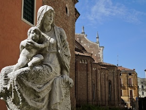 statua, bambino, chiesa, madonna, cielo, scultura, donna, marmo, finestre, monumento, opera, palazzi, azzurro, nuvole, statue, ringhiera, mani