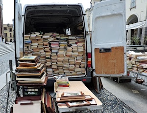 libri, furgone, quadri, tavolino, libreria, bianco, finestre, mercato, gradini, aperto, libro, mercatino, cataste, tavolo, scaffali, arco, sportelli, scalinata