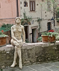 vasi, muretto, statua, piante, fiori, donna, gambe, porte, finestre, case, scultura, seduta, rosso, pietra, verde, nudo, lampione, portone, seduto, accavallate, seno, finestra, nuda, braccia