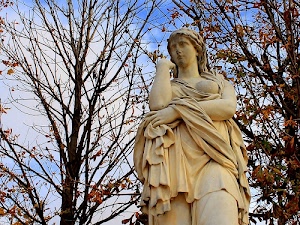 statua, alberi, donna, foglie, nuvole, autunno, rami, cielo, marmo, azzurro, monumento, tunica, bianco, marrone, capelli, scultura, spogli, braccia
