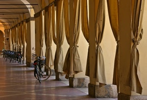 tende, biciclette, portico, colonne, bicicletta, porticato, portici, giallo, sedie, archi, prospettiva, tendaggi