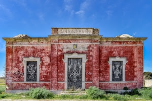 cantoniera, casa, finestre, rosso, porta, cielo, erba, verde, azzurro, bianco, abbandonata, abbandono, graffiti