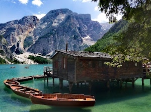 barche, lago, alberi, montagne, verde, legno, nuvole, casa, tetto, acqua, palafitta, cielo, montagna, comignolo, fila, azzurro, chalet, ombre