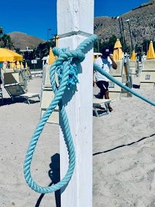 corda, palo, ombrelloni, sabbia, nodo, spiaggia, azzurro, celeste, giallo, bianco, sdraio, lettini, fune, bagnino, alberi, uomo, cielo, estate, legno, sdraie