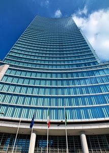 grattacielo, bandiere, cielo, finestre, nuvole, azzurro, vetro, alto