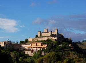 castello, borgo, nuvole, cielo, panorama, alberi, torri, collina, verde, paesaggio, colle, città, fortezza, case
