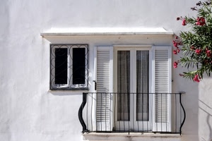 balcone, bianco, ringhiera, finestra, persiane, fiori, oleandro, finestre, nero
