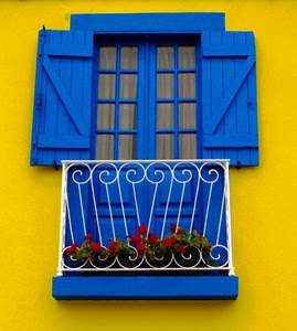 fiori, giallo, balcone, finestra, ringhiera, blu, vasi, persiane, azzurro, finestre, muro