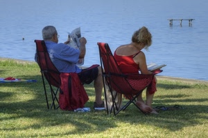 sedie, prato, lago, leggere, rosso, mare, fiume, acqua, erba, lettura, verde, due, sdraio
