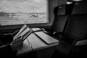 libro, treno, sedili, finestrino, mani, leggere, bianconero, tavolino