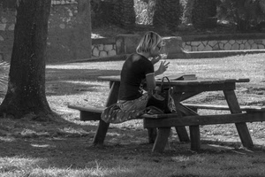 panchina, donna, albero, bianconero, tavolo, parco, leggere, borsa, nero, bianco