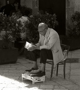 cassetta, sedia, piante, uomo, giacca, vasi, libro, leggere, occhiali, seduto, scarpe, bianconero, ombra, piedi, fiori, lettore, legno