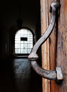 porta, ferro, batacchio, legno, portone, cancello, maniglia, metallo, grata, ingresso, androne, controluce, ruggine